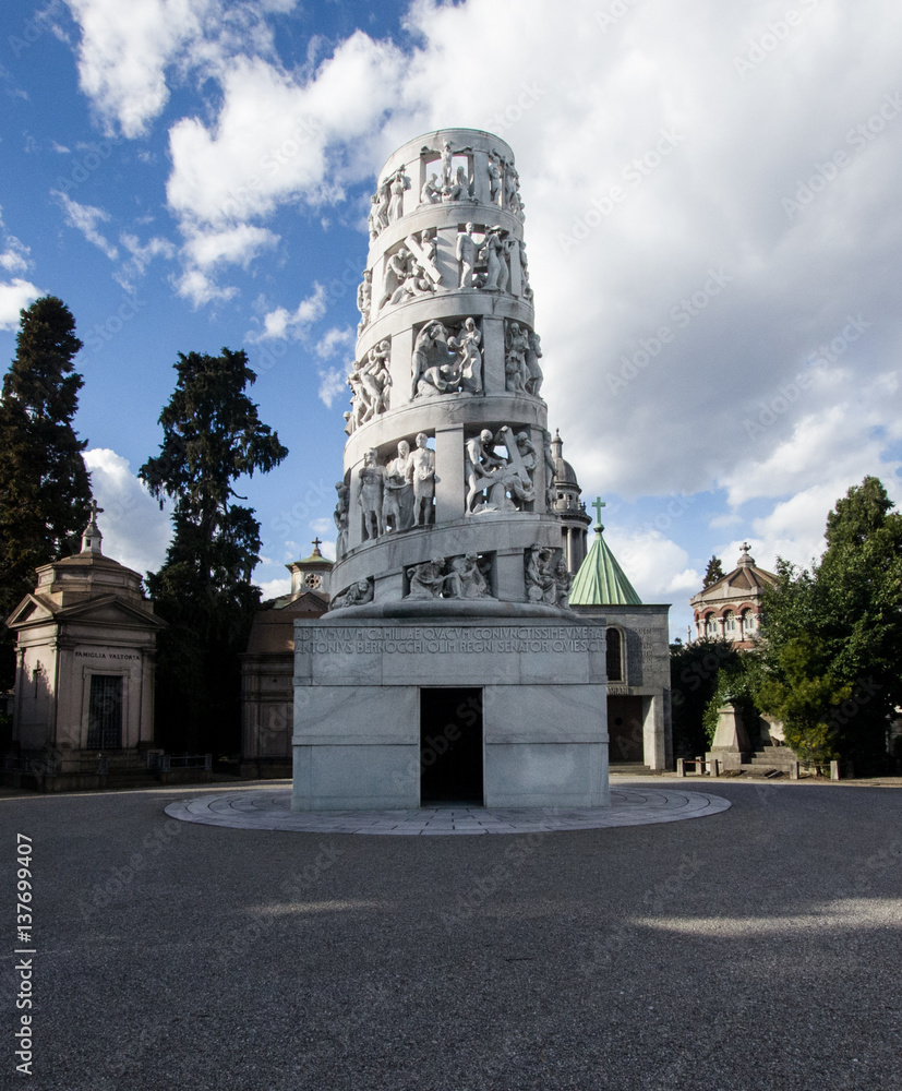 Foto Stock la via crucis al cimiero monumentale, milano | Adobe Stock