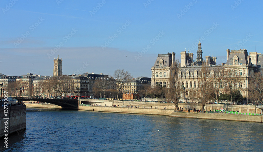 Paris, la Seine et la Mairie de Paris