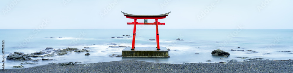 Fototapeta premium Japońskie torii w morzu
