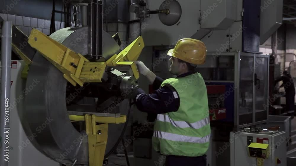 Work in a factory in the heavy industry Work in a factory in the heavy industry
