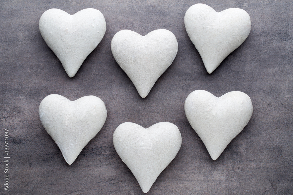 Obraz premium Red hearts the gray background. Valentine Day background.