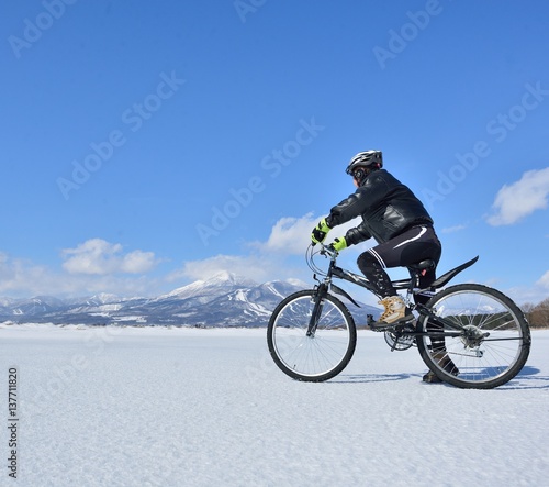 氷結の湖畔をマウンテンバイクで走る