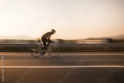 Fototapeta samoprzylepna Rowerzysta jeździ szybko.