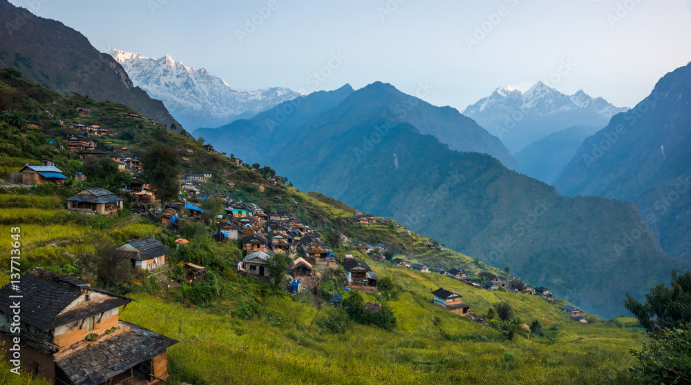 Panoramiv view of Muri, nepali traditional village, in Annapurna region, Himalaya. Dhaulagiri circuit trek, Nepal. - obrazy, fototapety, plakaty 