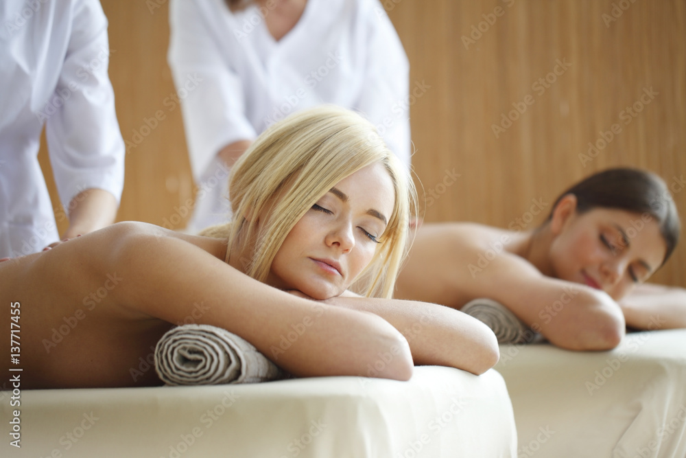 Obraz premium Two women getting massage