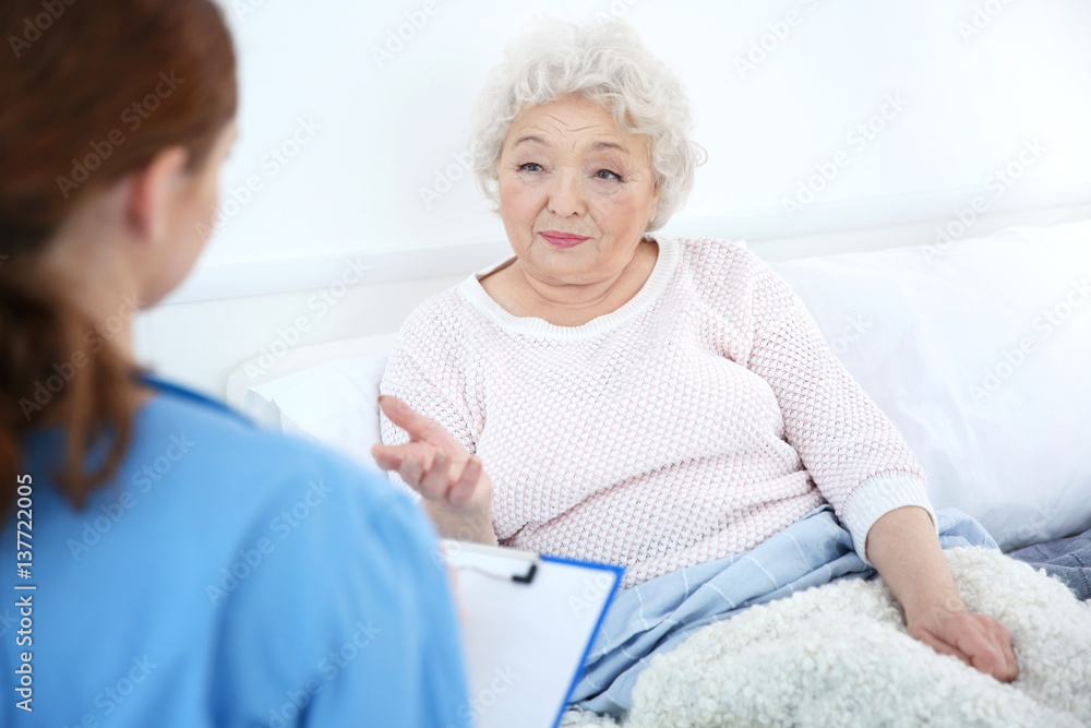 Fototapeta premium Female doctor consulting patient