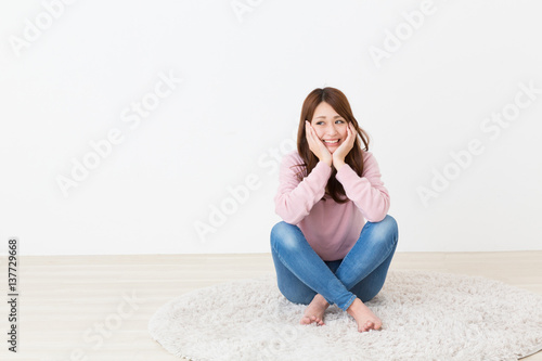 部屋でリラックスする女性 あぐら Stock 写真 Adobe Stock 部屋でリラックスする女性 あぐら Stock 写真 Adobe Stock