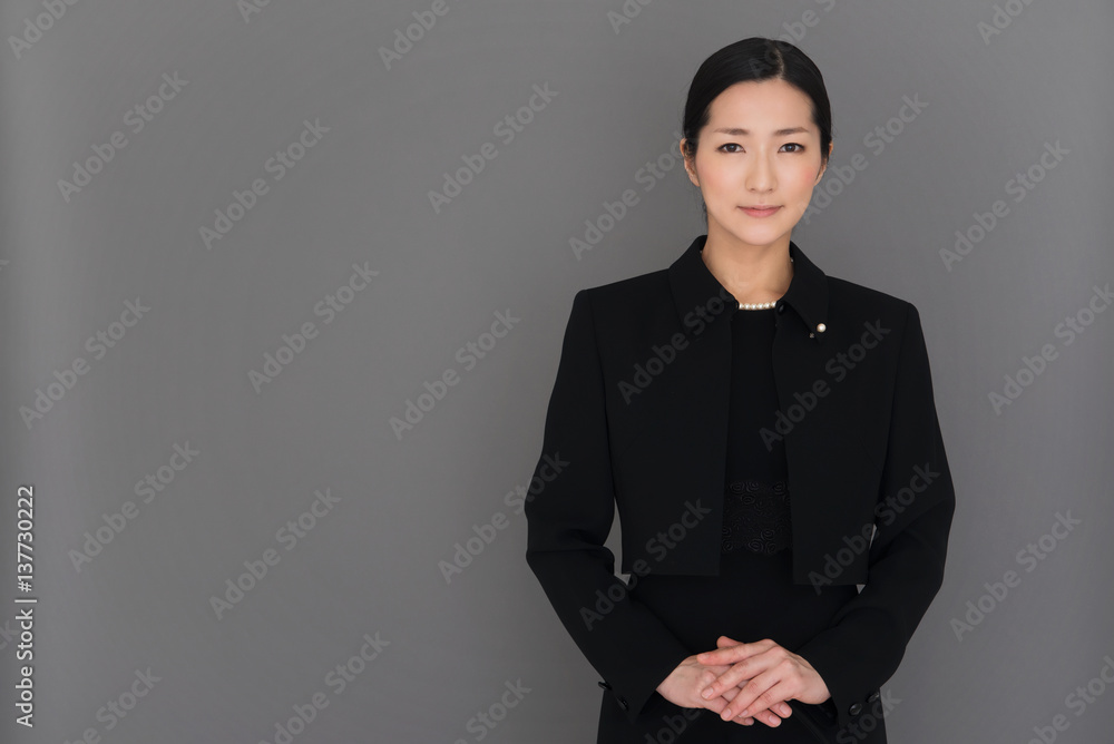 喪服を着た女性 Stock Photo | Adobe Stock