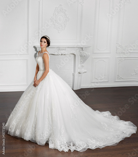 Beautiful fashion bride in luxury wedding dress