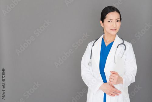女性の医師