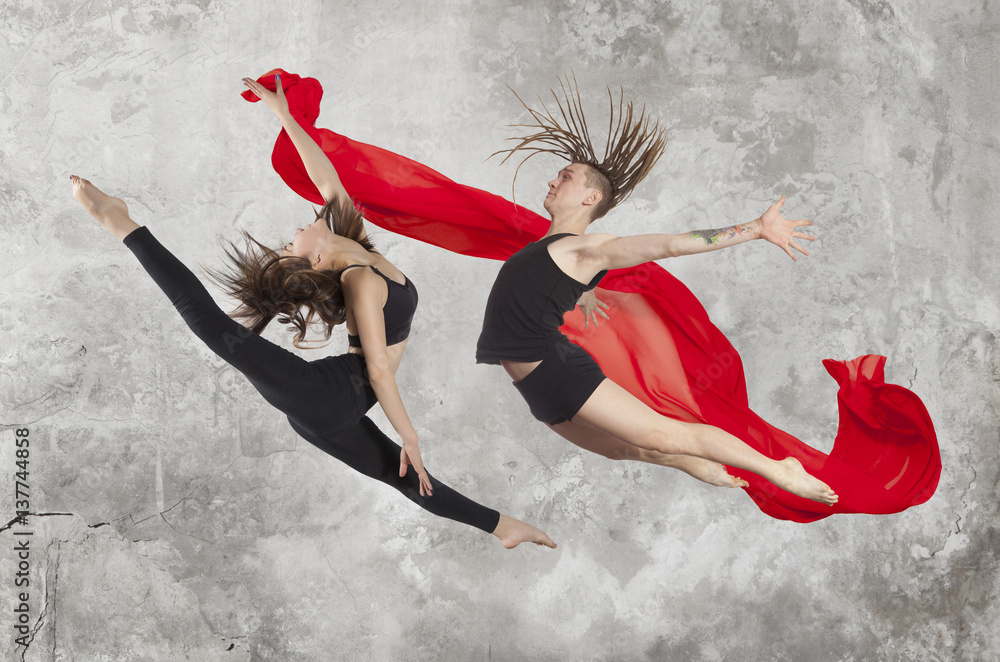 Naklejka premium Young couple of modern ballet dancers