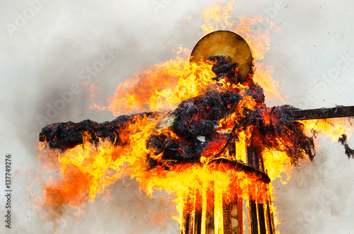 Cuadro en lienzo Burning down scarecrow of Shrovetide