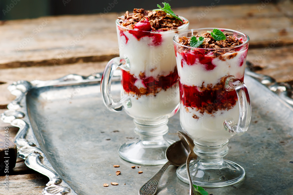 cherry jogurt parfaits with granola cherry jogurt parfaits with granola