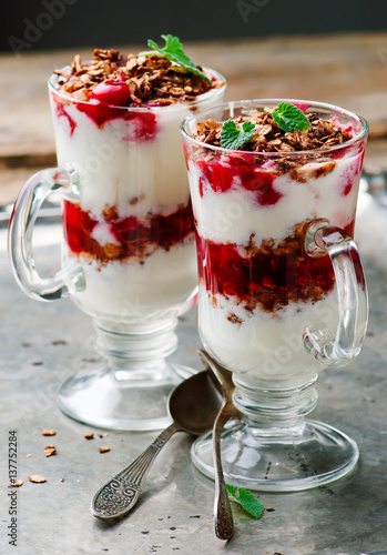 cherry jogurt parfaits with granola