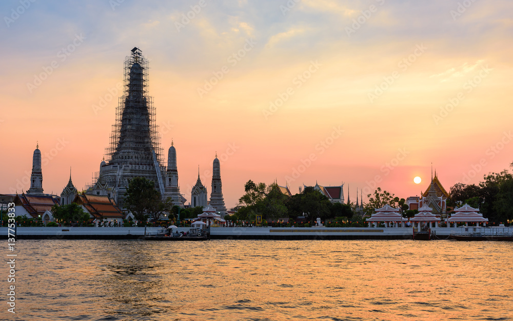 Fototapeta premium Wat Arun temple of the Dawn is one of the best known landmarks and one of the most published images of Bangkok
