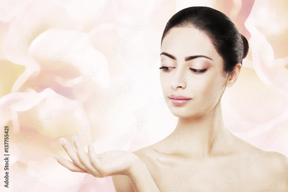 Naklejka premium Beautiful indian girl with perfect skin, isolated on pink background