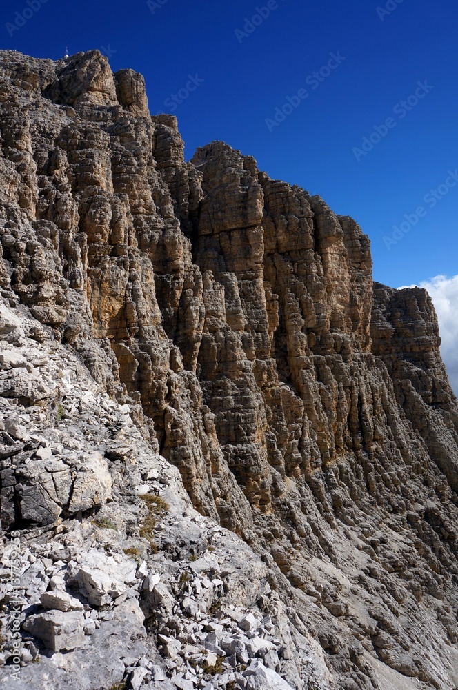 Steile Felswände und klarer blauer Himmel in den Dolomiten