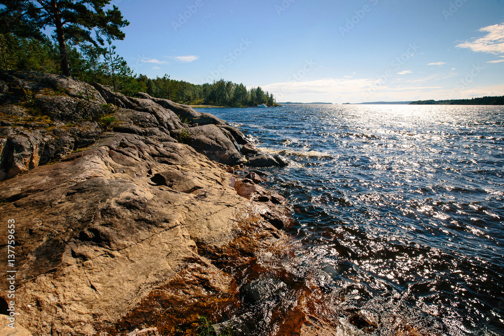 Naklejka premium Skalisty brzeg jeziora