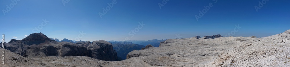 Traumhafte Panorama Aussicht auf karges Sella Hochplateau und Piz Boe Gipfel 