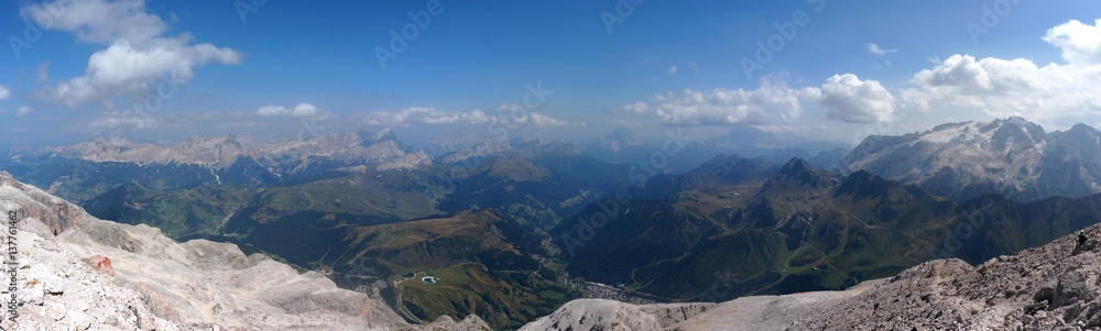 Traumhafte Dolomiten Panorama Aussicht auf Gipfel Täler blauer Himmel mit vereinzelten Wolken / Fanes Gruppe / Gader Tal / Marmolada