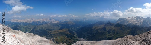 Traumhafte Dolomiten Panorama Aussicht auf Gipfel Täler blauer Himmel mit vereinzelten Wolken / Fanes Gruppe / Gader Tal / Marmolada