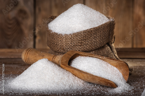 Foto sugar in a bag and spoon
