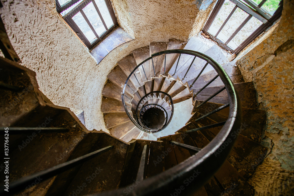 Obraz premium Spiral staircase in an abandoned castle
