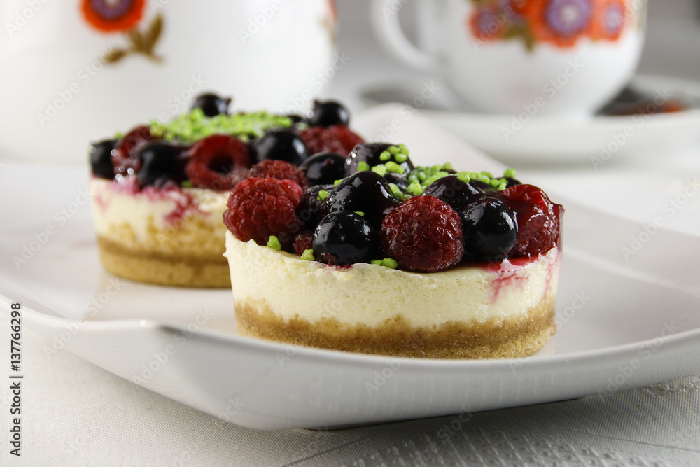 Mini-Käsekuchen mit Beeren Mini-Käsekuchen mit Beeren