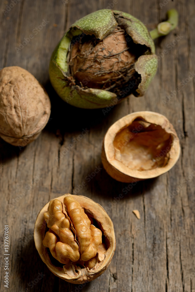 Fototapeta premium walnuts details on old wood