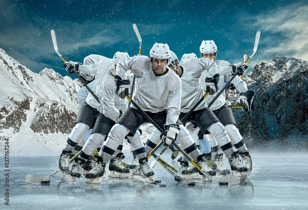 Obraz premium Ice hockey player in action outdoor around mountains
