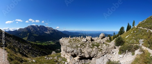 Traumhafte Panorama Aussicht Berge / Wald und Wiese und Wanderweg mit klarem blauem Himmel / Südtirol / Rosengarten