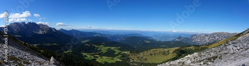 Traumhafte Panorama Aussicht ins Tal auf Wiesen und Wälder / Rosengarten / Südtirol