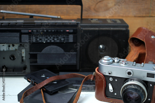 Старый магнитофон и аудиокассеты, старинный фотоаппарат