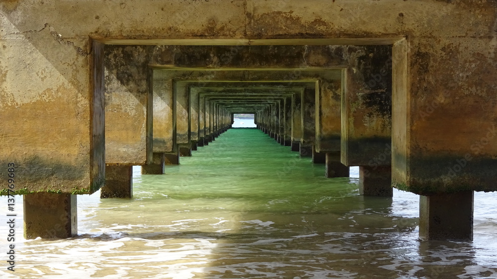 Fototapeta premium Pier an einem Strand auf Hawaii