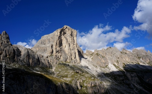 Gebirgs und Felsenlandschaft im Naturpark Rosengarten Schlern / Felsen und Blauer Himmel photo