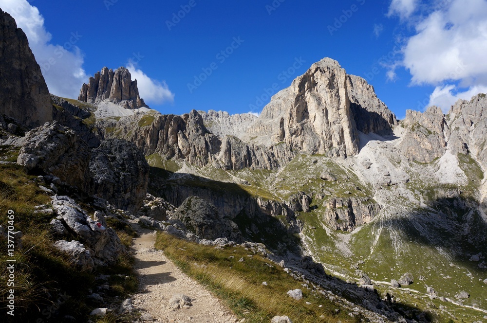 Wanderweg und felsige Berglandschaft in den Dolomiten / Naturpark Rosengarten Schlern