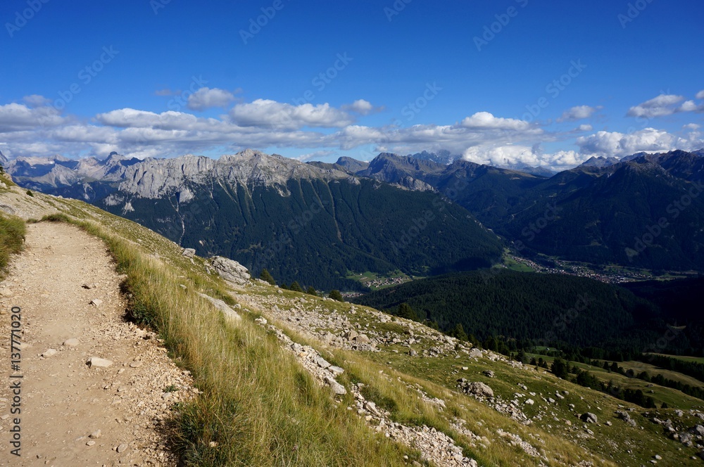 Wandeweg auf Wiese und traumhafte Aussicht auf Südtiroler Gebirgslandschaft