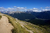 Wandeweg auf Wiese und traumhafte Aussicht auf Südtiroler Gebirgslandschaft