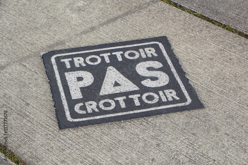 Tableau sur toile Inscription trottoir pas crottoir
