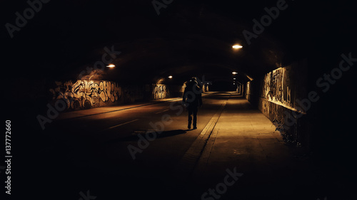 Sam w tunelu nocnym