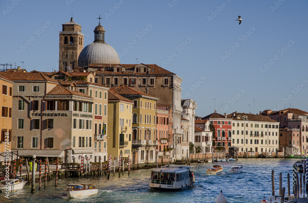 Venezia, traghetto sul canal grande
