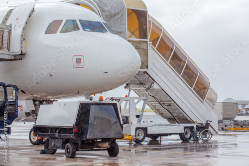 avion et passerelle, embarquement, accès à bord des personnes à mobilité réduite 