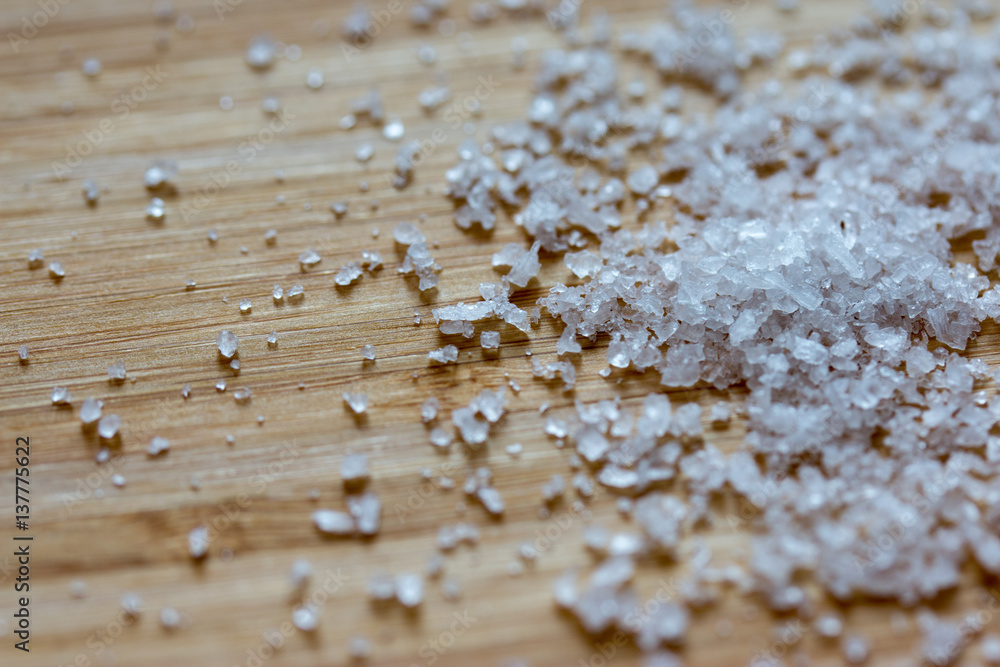 Salz und Kräuter auf Holzbrett, Nahaufnahme Salz und Kräuter auf Holzbrett, Nahaufnahme