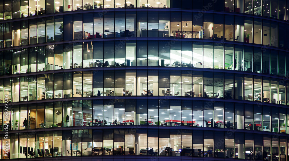Fototapeta premium okna z wieżowca Business Office, budynek firmy w London City, Anglia, Wielka Brytania