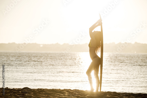 Surfgirl am Strand © bevisphoto