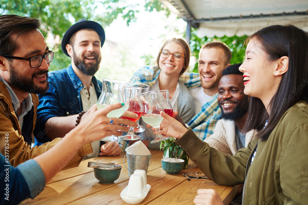 Obraz premium Cheerful buddies toasting with drinks