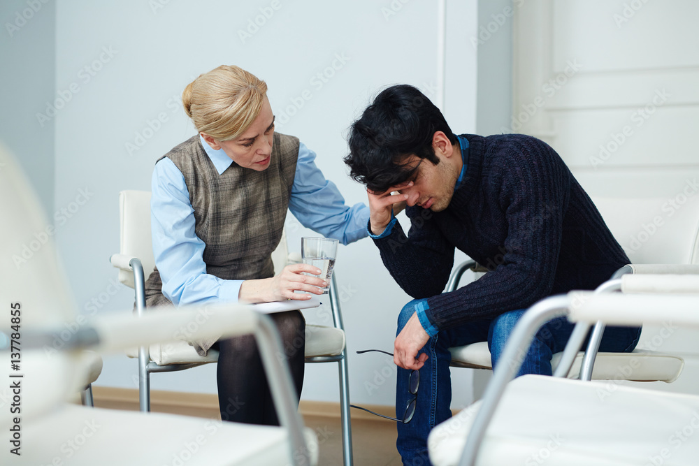 Obraz premium Frustrated young man visiting psychologyst