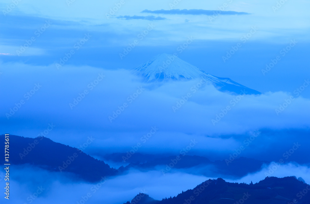 夜明け頃の富士山と雲海