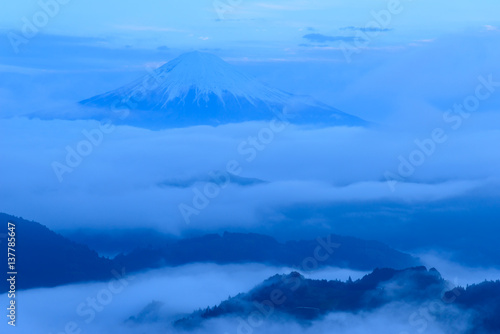 夜明け頃の富士山と雲海