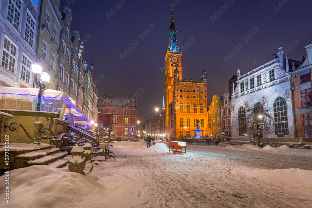 Obraz premium Long lane in the old town of Gdansk in snowy winter, Poland